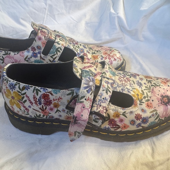 Dr. Martens, women’s 11, flower Mary Jane with Black Insole - Picture 2 of 5